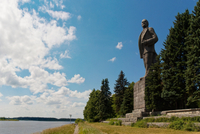 Lenin looking over the Volga (Dubna)
